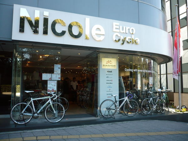 　欧州プロ・クラブチームのサイクルウェアを販売するエアロ・アズールが、東京・青山にある自転車ショップ、Nicole EuroCycleで販売を6月4日から開始することになった。
