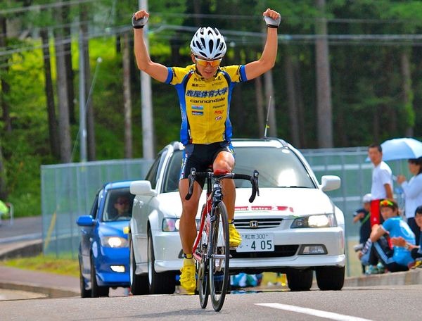 　日本学生自転車競技連盟が主催する全日本学生選手権個人ロードレース大会が6月6日に長野県大町美麻の特設コースで行われ、鹿屋体育大4年の内間康平が初優勝とした。出走150人、完走33人という厳しいレースだった。「逃げて勝つという自分のスタイルを貫き、優勝できた