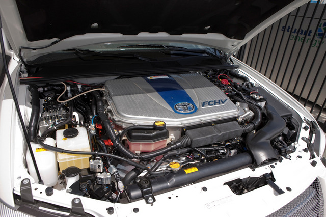 トヨタの燃料電池試作車 FCHV-adv