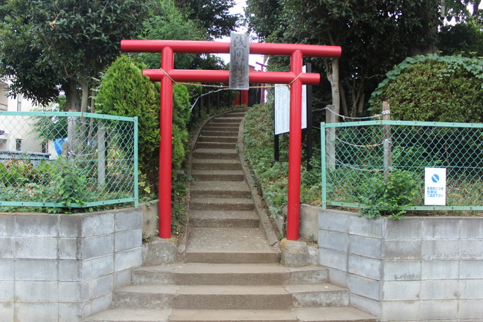 登山口（鳥居）と登山道