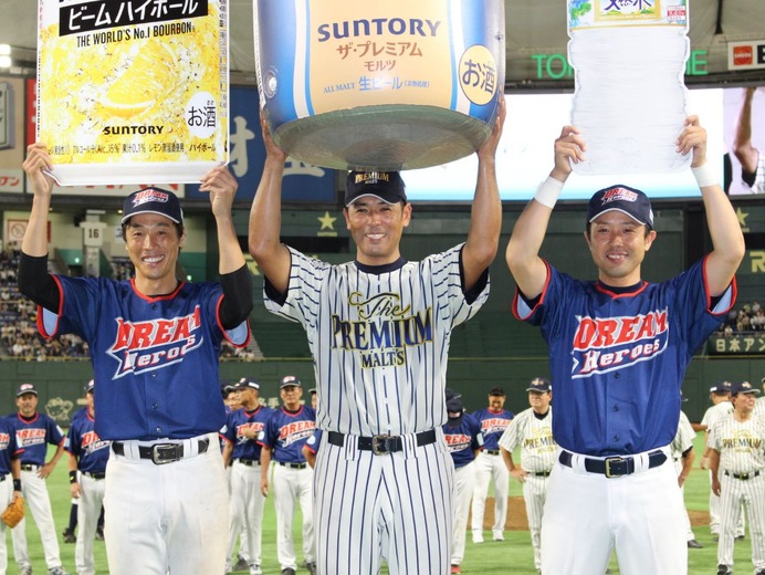 MVPの稲葉篤紀（中央）、ビーム賞の鈴木尚広（左）と敢闘賞の鉄平（右）