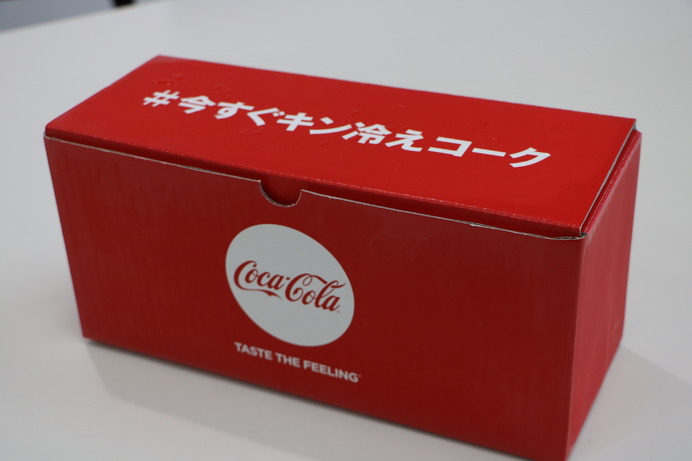 氷の「コカ・コーラ」ボトルが届く「コーク便」が編集部にやってきた！