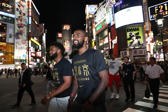 NBAのカイリー・アービングが2017年7月に初来日。夜の渋谷を楽しむ