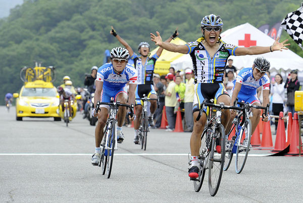 　全日本選手権のエリート男子ロードレースが6月27日に広島県三原市の県立中央森林公園で開催され、NIPPOの宮澤崇史（32）が4人によるゴール勝負を制して優勝した。競技距離は196.8kmで、タイムは5時間14分13秒。宮澤は08年北京オリンピック代表。