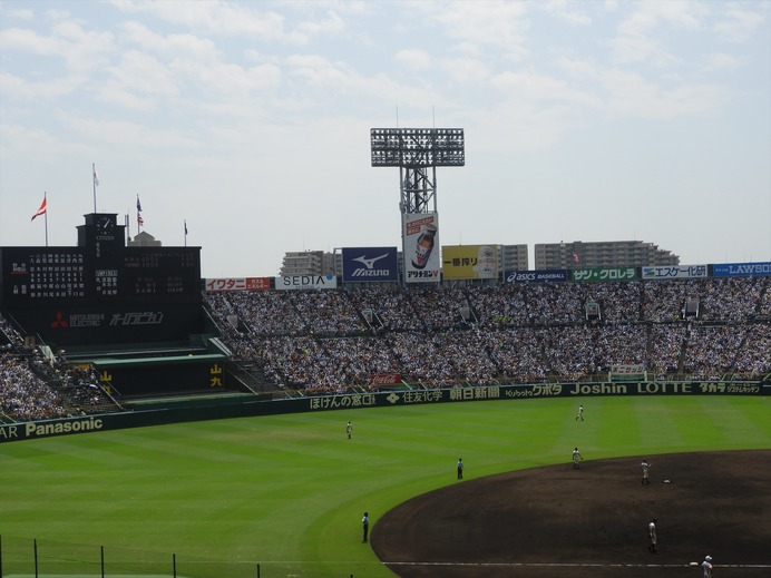 外野スタンドもいっぱいの甲子園