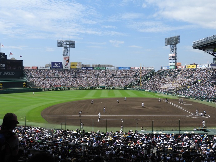 甲子園の象徴的な景色、もちろんビールの売り子も写り込む(左スミ)