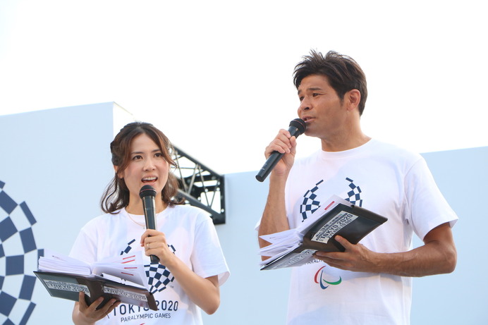 総合司会の照英さん（右）、谷岡恵理子さん