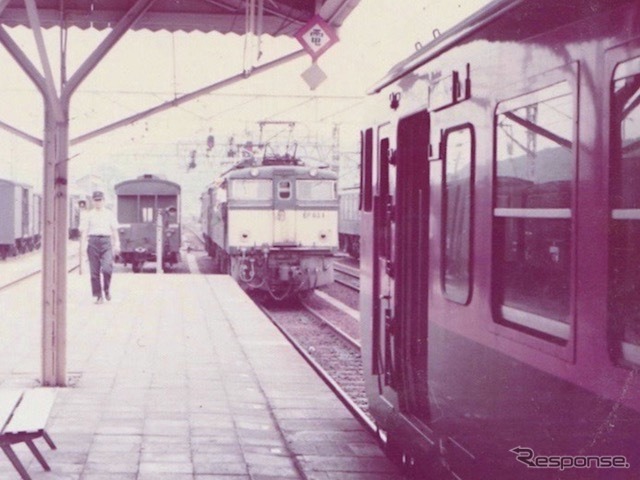 信州61号から解放されるEF63（軽井沢駅、1976年7月28日）。
