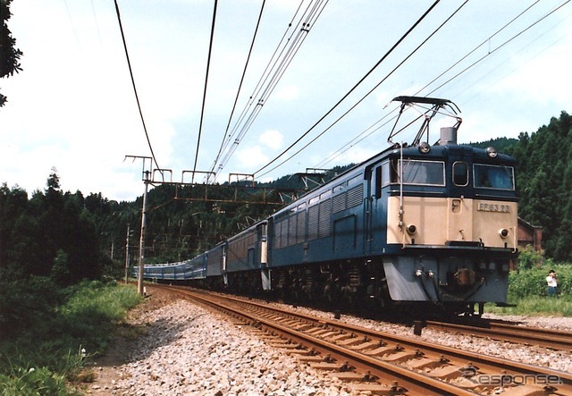 EF63＋EF63＋EF62＋12系客車の信州62号（旧丸山信号場付近。1990年8月18日）