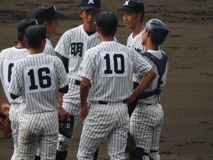 ピンチに集まる明徳義塾ナイン