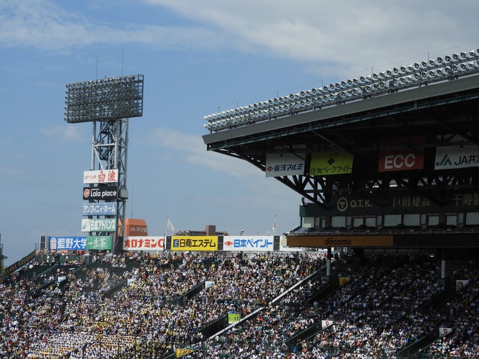 甲子園の空は青く澄んで