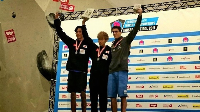 世界ユース選手権男子ボルダリング（ジュニア）で緒方良行（中央）が優勝。楢崎明智が2位に（2017年9月2日）