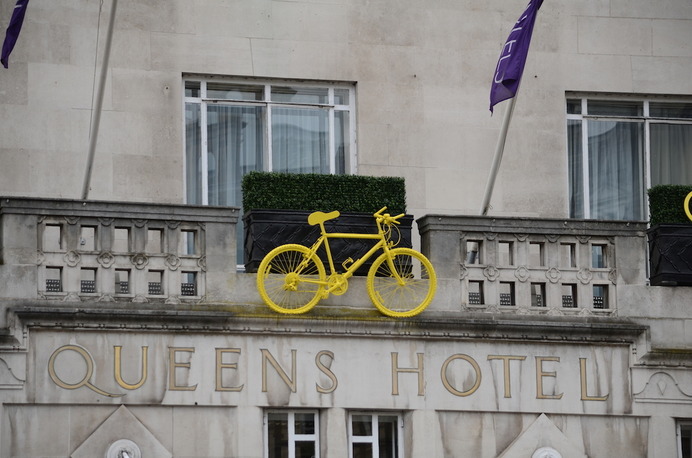 ホテルの入り口の上に自転車