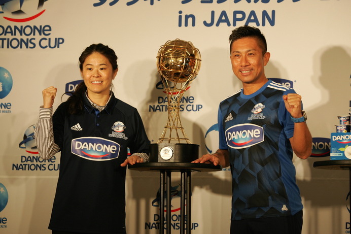 「ダノンネーションズカップ2018 in JAPAN」に注目する大会アンバサダーの前園真聖（右）とゲストの澤穂希