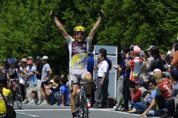 第２戦奈良ステージが24日、３万人が見守る中、布目ダム周回コースで開催された。別府匠（24）＝愛三工業レーシングチーム＝初のステージ優勝を飾った。