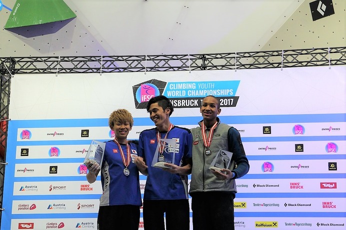 スポーツクライミング世界ユース選手権男子コンバインド（ジュニア）で楢崎明智（中央）が優勝。緒方良行が2位に（2017年9月9日）
