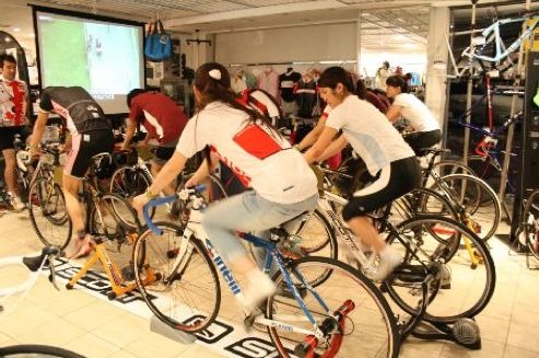 　東京・青山の自転車ショップ、Nicole EuroCycleでスペシャルイベントとして「Nicole EuroCycleフィットネス」が7月19日・26日に行われる。インストラクターの指示で音楽に合わせて高速回転や立ちこぎなどをして、 参加者みんなで走る一体感も楽しむことがでる。お腹や