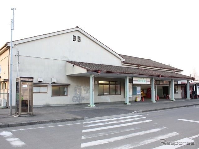西小泉駅の旧駅舎（2010年3月）。