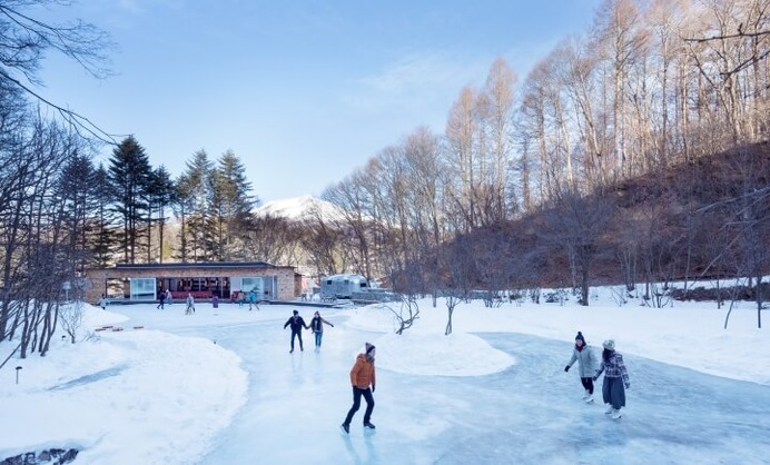 森に囲まれた屋外スケート場「ケラ池スケートリンク」が11/1オープン