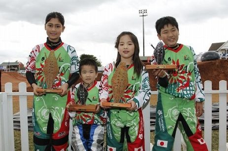 　BMX世界選手権が南アフリカのピーターマリッツバーグで7月29日に開幕し、年齢別チャレンジクラスとして13歳以下の各レースが開催された。日本からは7選手が出場し、丹野夏波（10歳ガールズ）、榊原爽（11歳ガールズ）が優勝した。