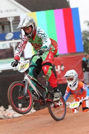 　南アフリカのピーターマリッツバーグで開催されているBMX世界選手権は、大会2日目の7月30日に年齢別チャレンジクラスの14歳以上のレースが行われた。日本からは4選手が出場し、榊原魁と吉井康平が決勝に進出。榊原が14歳ボーイズクラスで3位、吉井が15歳ボーイズクラ