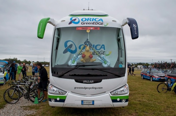 オリカ・グリーンエッジのチームバス。カンガルーとギター風船がお出迎え