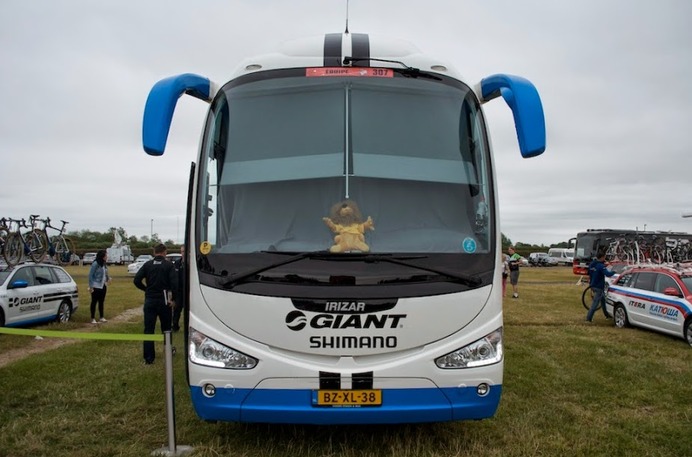 第1ステージでマイヨジョーヌを獲得したキッテルがもらったライオンのぬいぐるみが乗っています