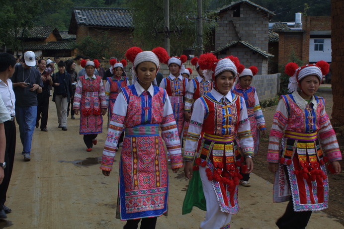 中国には人口の92％を占める漢民族と、それ以外の少数民族がいる。雲南省は少数民族が多い地域で、それぞれの文化や伝統を守りながら生活している。刺繍を施したきれいな民族衣装に目を見張るばかりだ