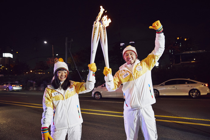 北島康介と白石阿島、平昌オリンピック聖火リレーに登場