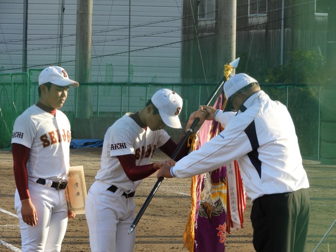 尾東大会の優勝旗を受け取る星城・谷村君