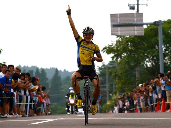 　文部科学大臣杯第66回全日本大学対抗選手権自転車競技大会は4日目となる8月29日に青森県八戸市で男子ロードレース（距離168km）が行われ、鹿屋体育大の内間康平が東大の西薗良太を制して優勝した。
