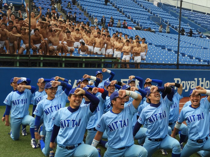 優勝を祝う、日体大スタンドと一体