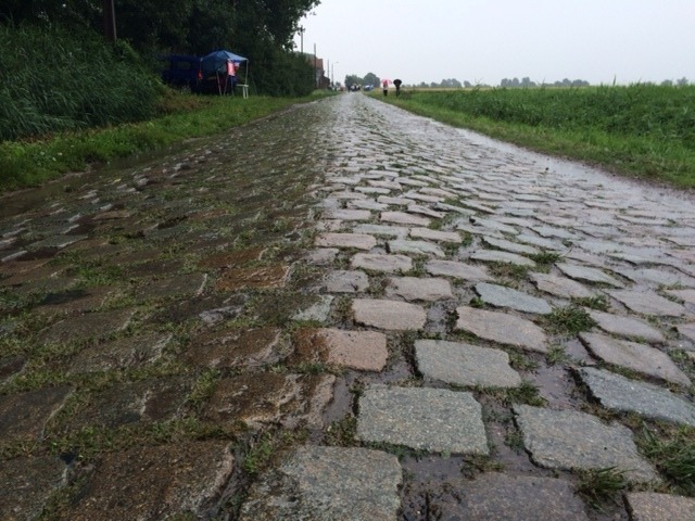 車などの走行で道の両側がへこんでいます