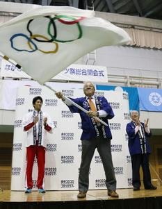 五輪旗とパラリンピック旗、長崎に到着