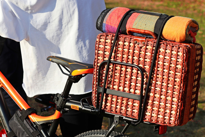 量や形に合わせて変化する自転車用荷台「バリアングルリアキャリア」発売