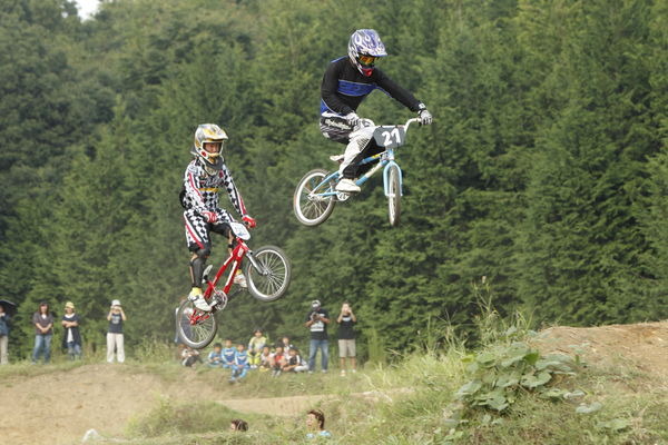 　全日本BMXシリーズ第4戦が神奈川県横浜市緑区の緑山スタジオシティ内BMXコースで行われ、吉村樹希敢がエリートクラスで初優勝した。スタートから優位に立ちトップで第1バームをクリアした吉村は、難易度の高いプロセクションを安定した走りで攻略するなど、追走する高