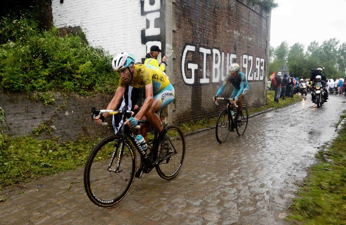 ツール・ド・フランス第5ステージをマイヨジョーヌ姿で走るビンチェンツォ・ニーバリ