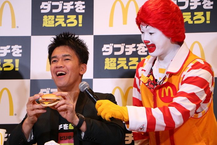 マクドナルドの『ダブチを超えろ！』キャンペーン発表会に登壇した武井壮（2018年1月5日）