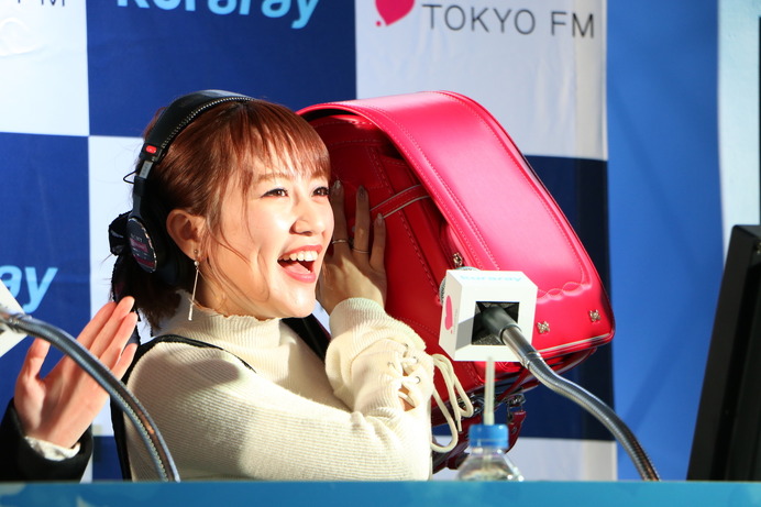 「TOKYO FMホリデースペシャル クラレ“ランドセルは海を越えて”presents 未来へのキックオフ」の公開生放送にゲスト出演した高橋みなみ（2018年1月8日）
