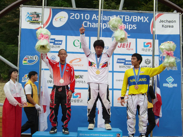 　BMXアジア選手権が10月1日に韓国で開催され、ジュニア男子に出場した吉村樹希敢が金メダルを獲得した。日本勢は全4クラスで7個のメダルを獲得。男子エリートには全日本チャンピオンの三瓶将廣や、北京五輪出場の阪本章史が出場したが、スティーブン・ウォン（香港）の