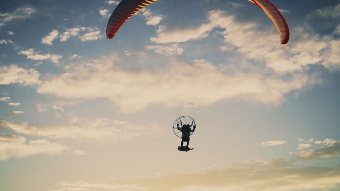 雲の上でサーフィンに本気で挑戦！動画「雲海サーフィン」公開