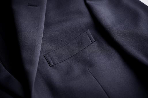 ミズノ、野球ユニフォーム用に開発した素材を使ったビジネススーツを3月発売