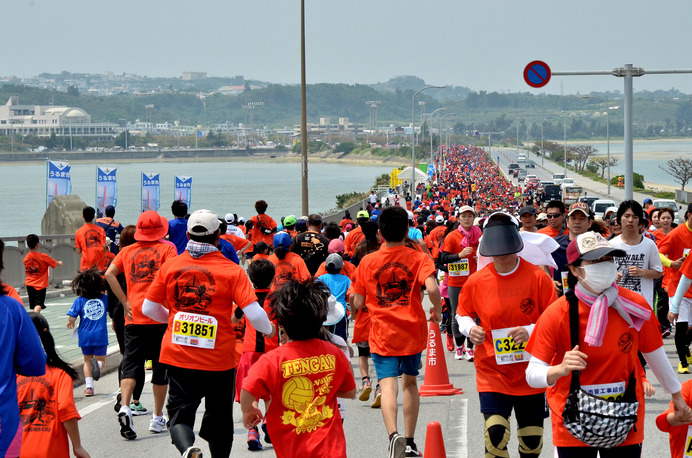 沖縄の海中道路を走る「あやはし海中ロードレース大会」4月開催