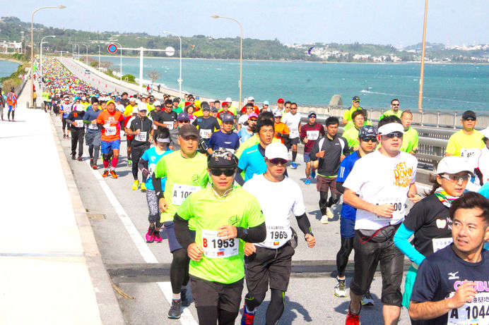 沖縄の海中道路を走る「あやはし海中ロードレース大会」4月開催