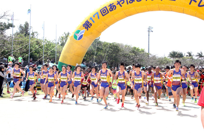 沖縄の海中道路を走る「あやはし海中ロードレース大会」4月開催