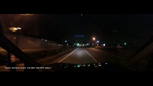 夜間はヘッドライトの照射範囲が撮影する範囲よりずっと狭いため、画面の真ん中だけが明るい映像になってしまう。しかし、暗い部分もつぶれることはなく、車両や人物ははっきり写る。