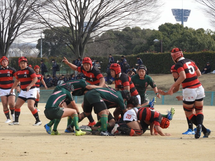 混戦から球出しを試みる昌平ＳＨ吉尾君