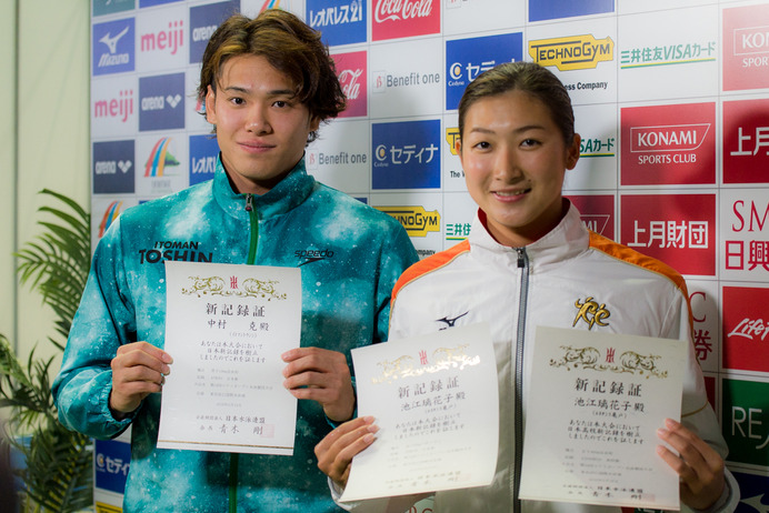 第34回コナミオープンに出場した中村克（左）と池江璃花子（2018年2月18日）
