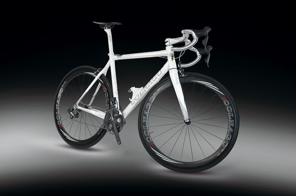 　コルナゴの2011年モデル、C59の特別限定完成車として「C59スクーデリア」が発売される。Bboxブイグテレコムの新城幸也がジロ・デ・イタリア、ツール・ド・フランス、世界選手権で使用したもがC59。チームメイトのトマ・ボクレールがツール・ド・フランス第15ステージ