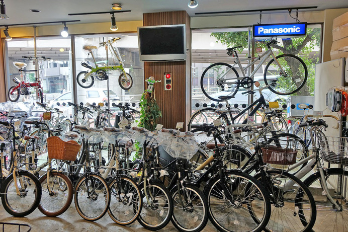 店内には電動アシスト自転車がずらりと並ぶ